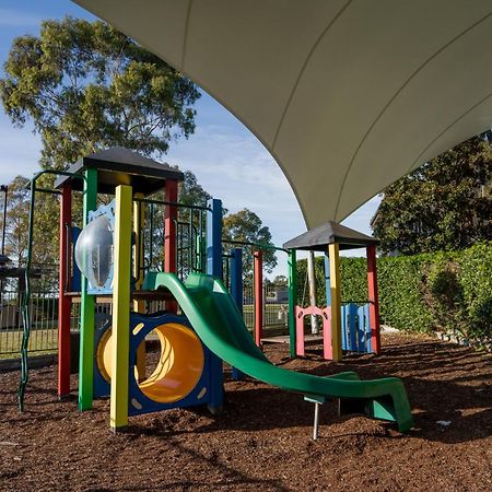 샤토 엘란 앳 더 빈티지 포콜빈 외부 사진 Playground at the school