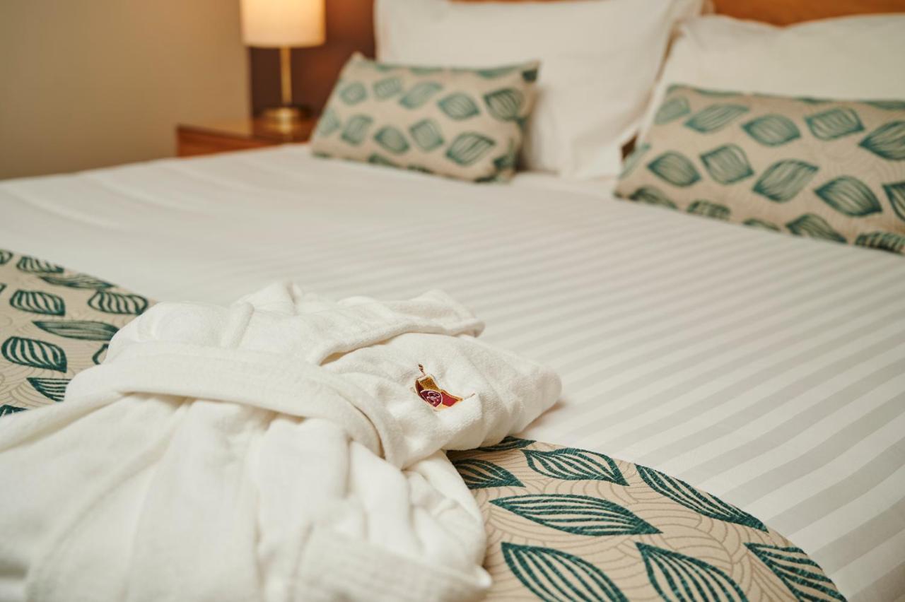샤토 엘란 앳 더 빈티지 포콜빈 외부 사진 A bathrobe on a bed