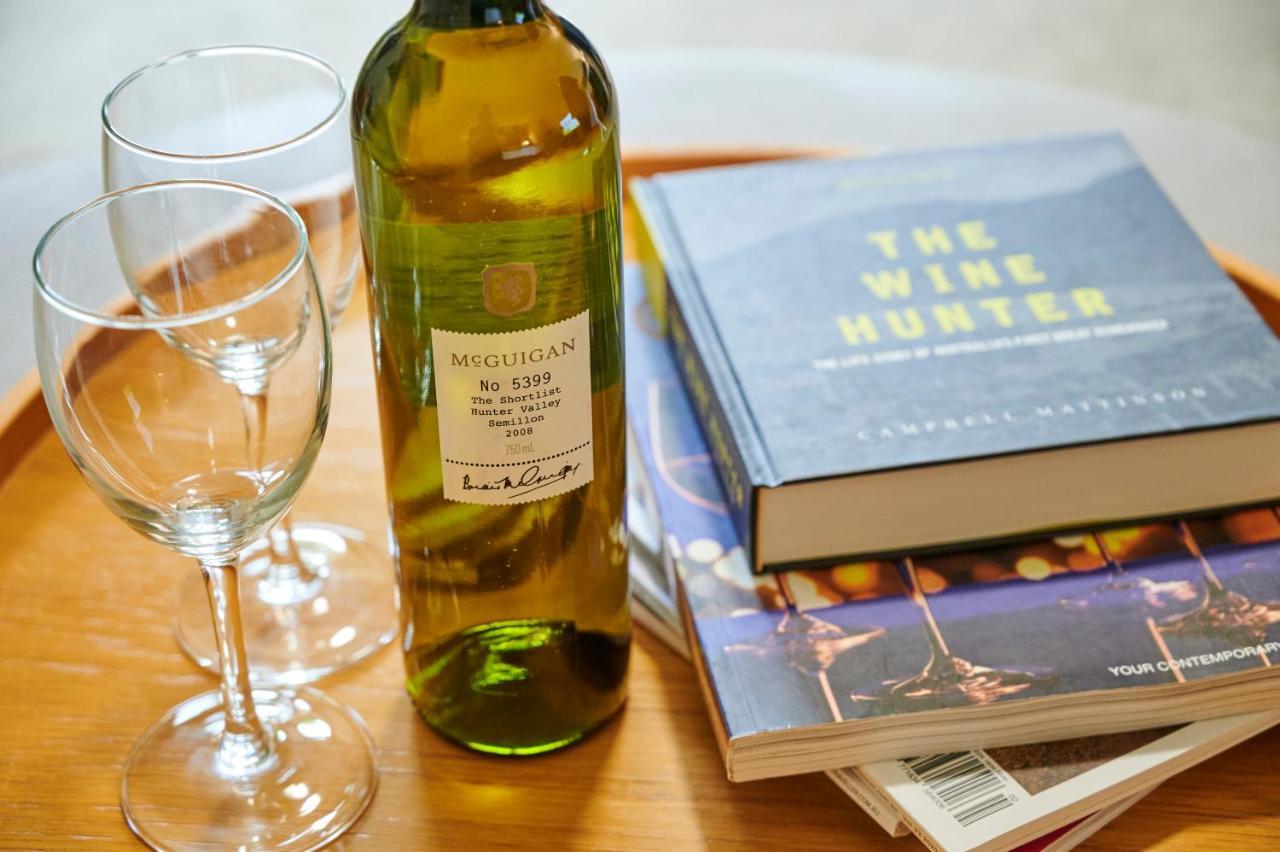 샤토 엘란 앳 더 빈티지 포콜빈 외부 사진 A bottle of wine