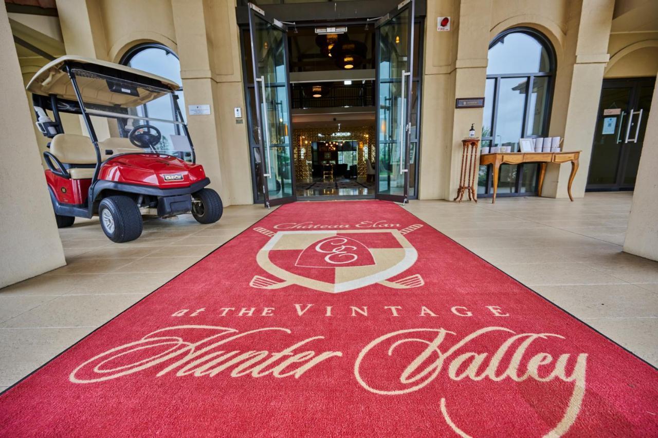 샤토 엘란 앳 더 빈티지 포콜빈 외부 사진 Entrance to the River Valley Golf Course
