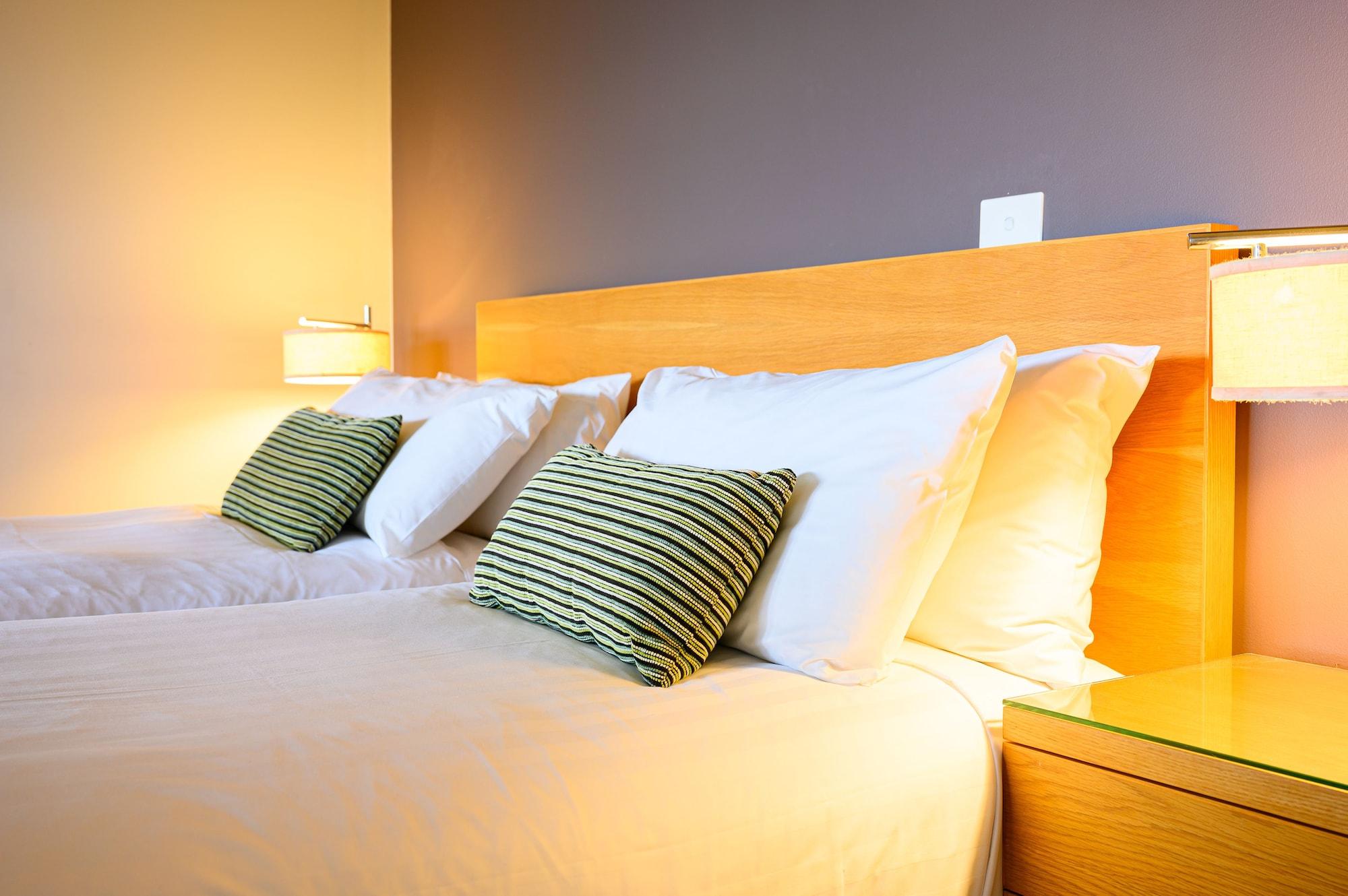 샤토 엘란 앳 더 빈티지 포콜빈 외부 사진 A bed with pillows
