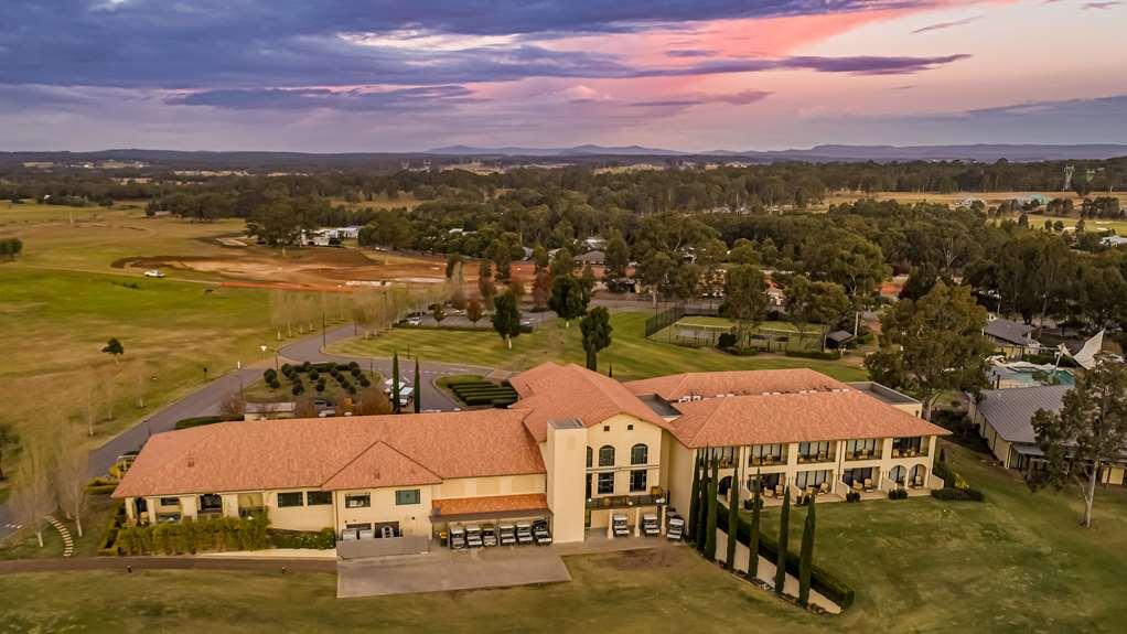 샤토 엘란 앳 더 빈티지 포콜빈 외부 사진 Aerial view of the clubhouse at the Wagga Wagga Golf Club