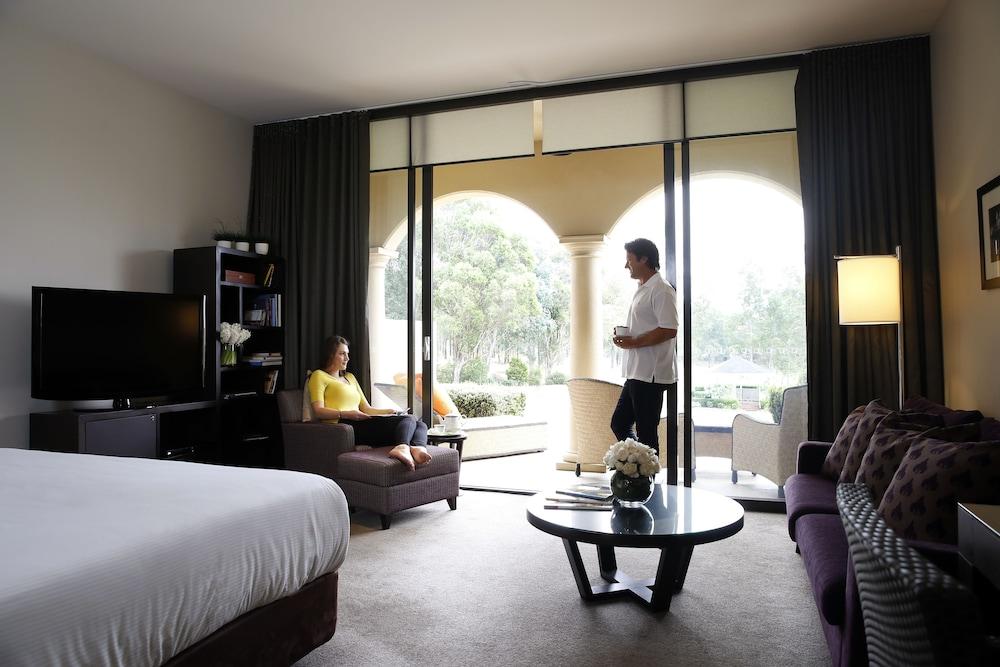 샤토 엘란 앳 더 빈티지 포콜빈 외부 사진 A guest room at the hotel