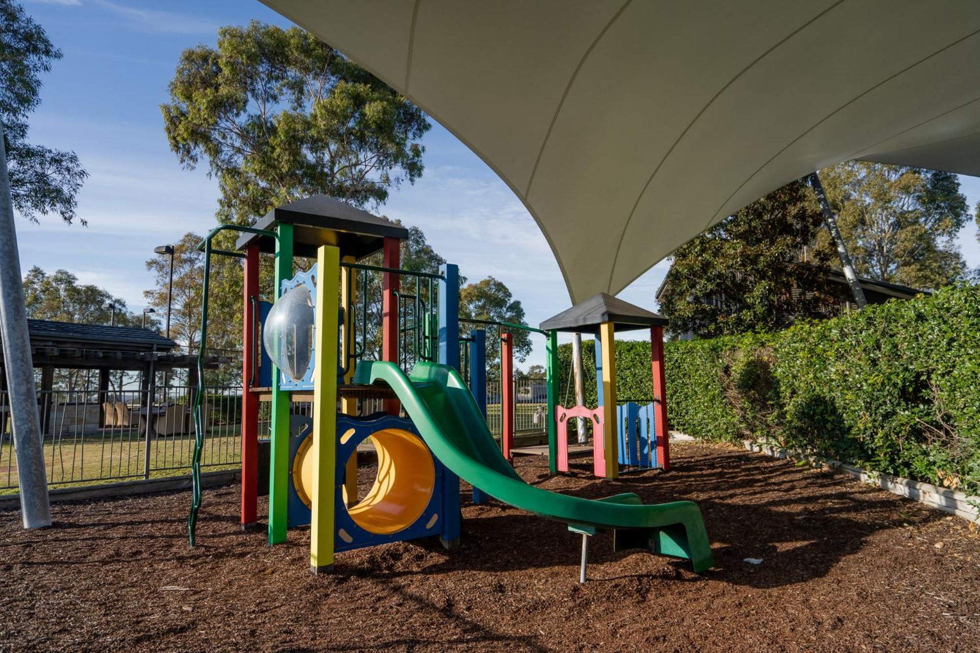 샤토 엘란 앳 더 빈티지 포콜빈 외부 사진 Playground at the school