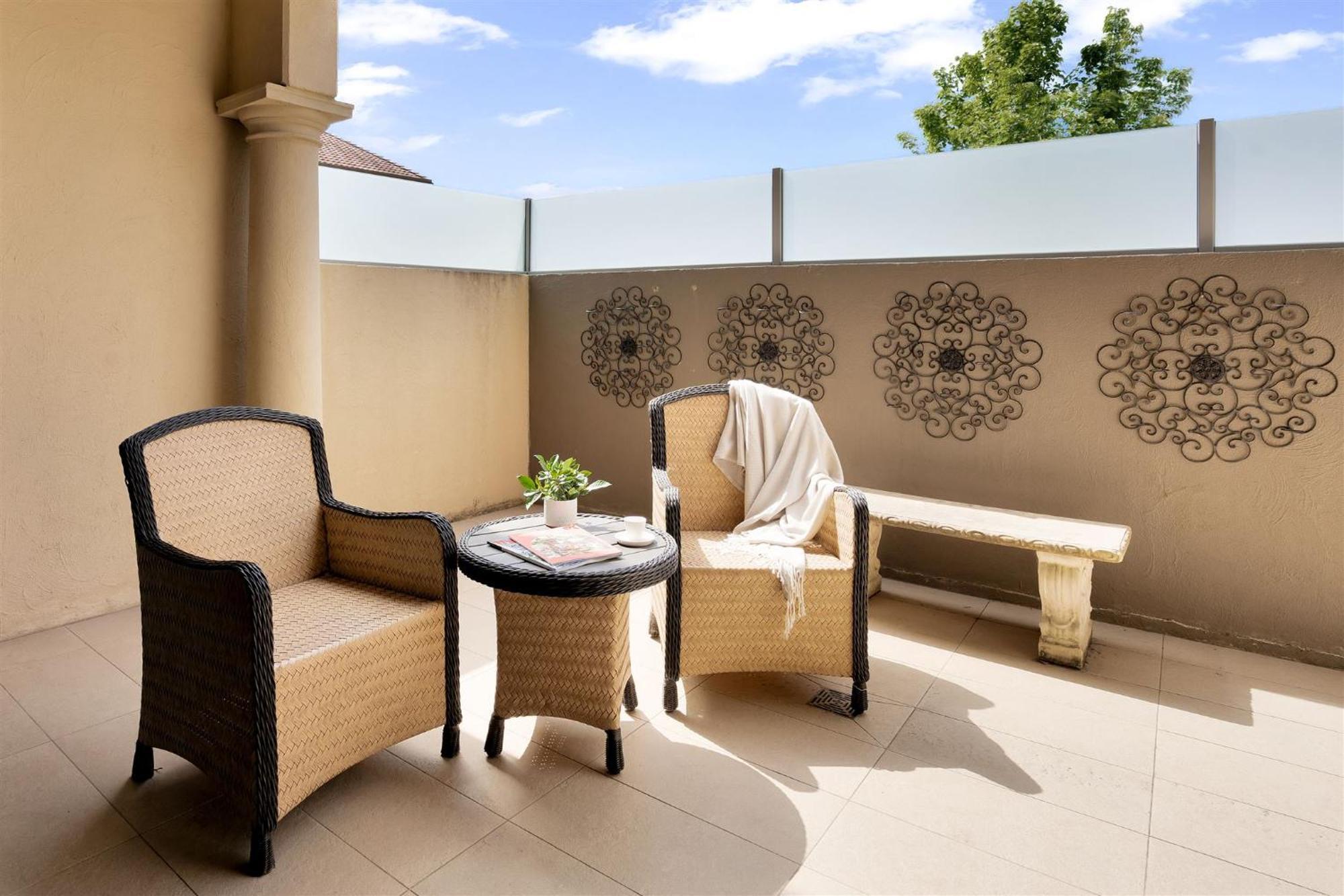 샤토 엘란 앳 더 빈티지 포콜빈 외부 사진 A balcony at the hotel