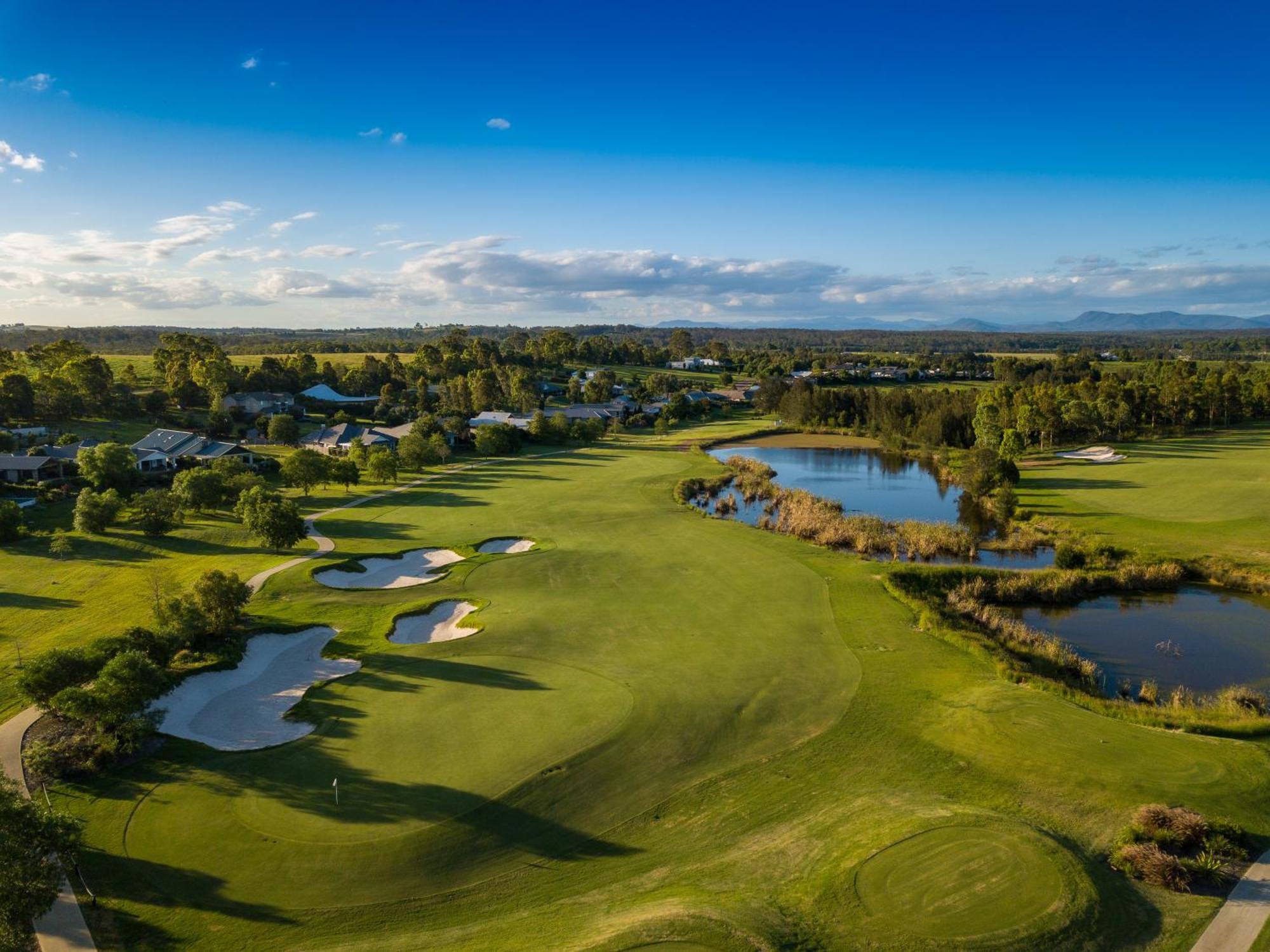 샤토 엘란 앳 더 빈티지 포콜빈 외부 사진 The 18th hole at The Lakes Golf Club