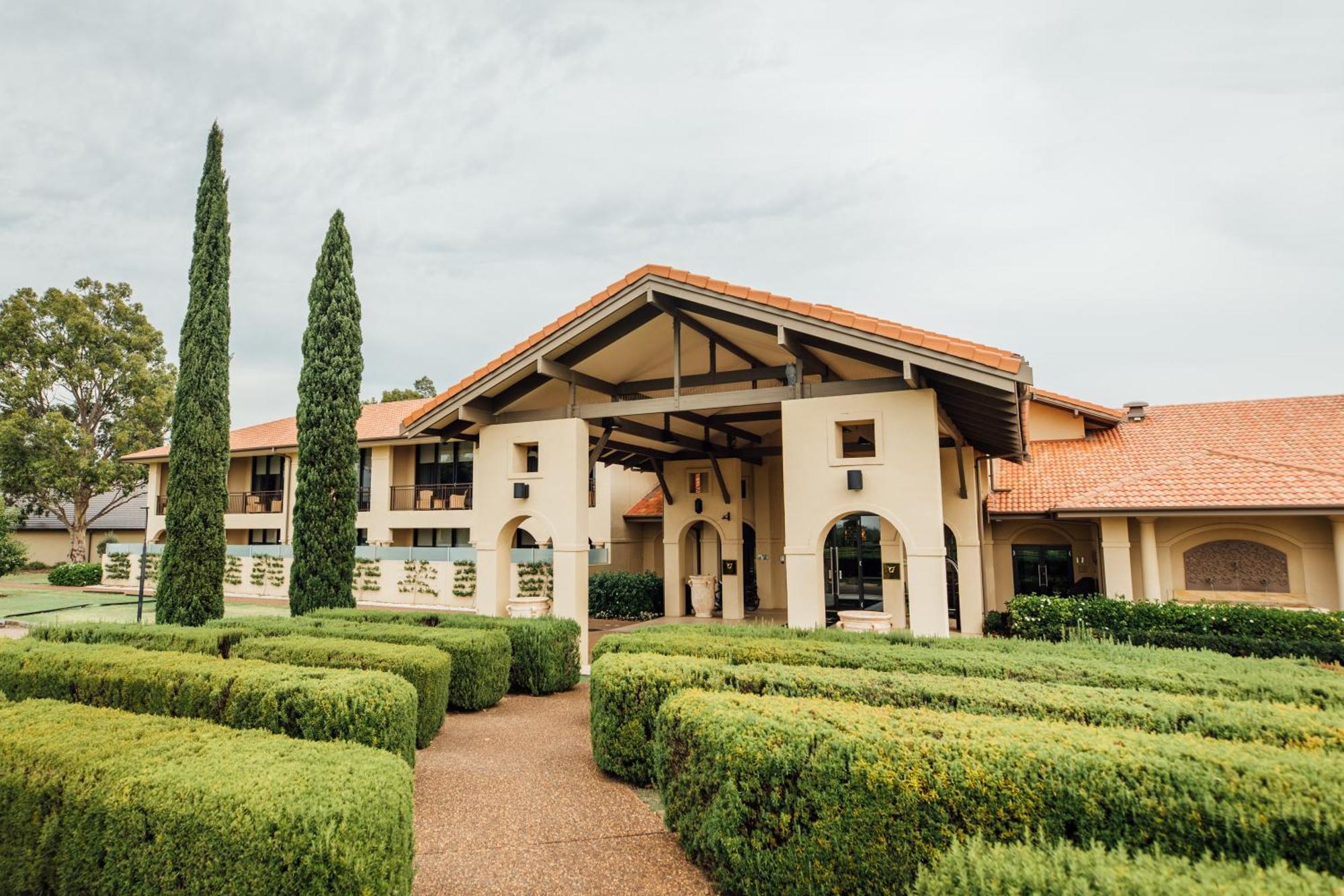 샤토 엘란 앳 더 빈티지 포콜빈 외부 사진 Clubhouse at the Royal Perth Golf Club