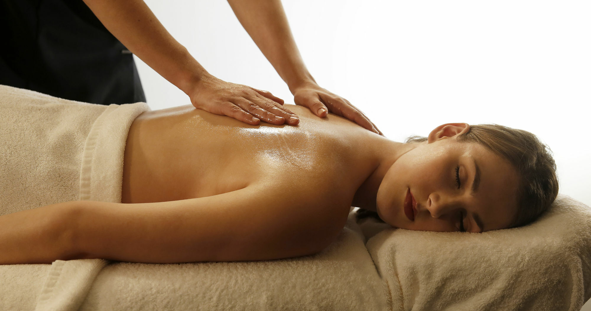 샤토 엘란 앳 더 빈티지 포콜빈 외부 사진 A woman receiving a massage
