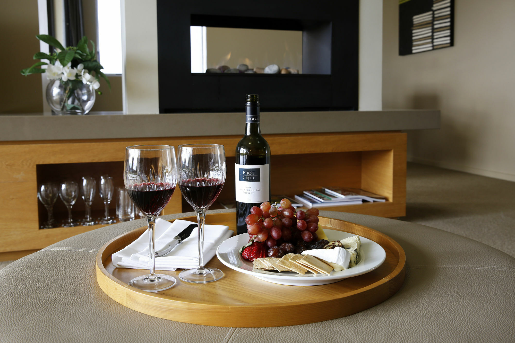 샤토 엘란 앳 더 빈티지 포콜빈 외부 사진 A wine and cheese platter