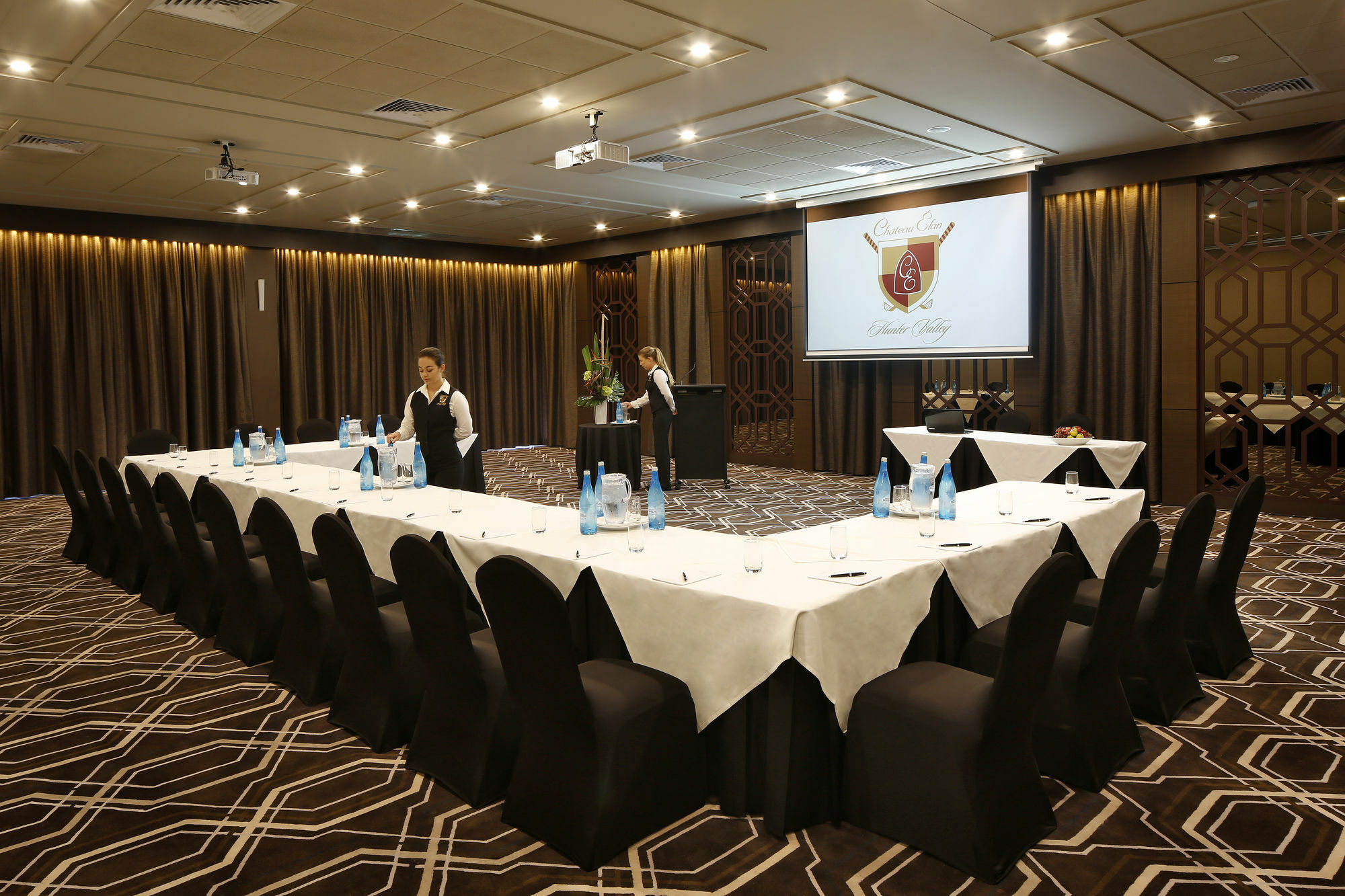 샤토 엘란 앳 더 빈티지 포콜빈 외부 사진 A meeting room at the Crown Towers