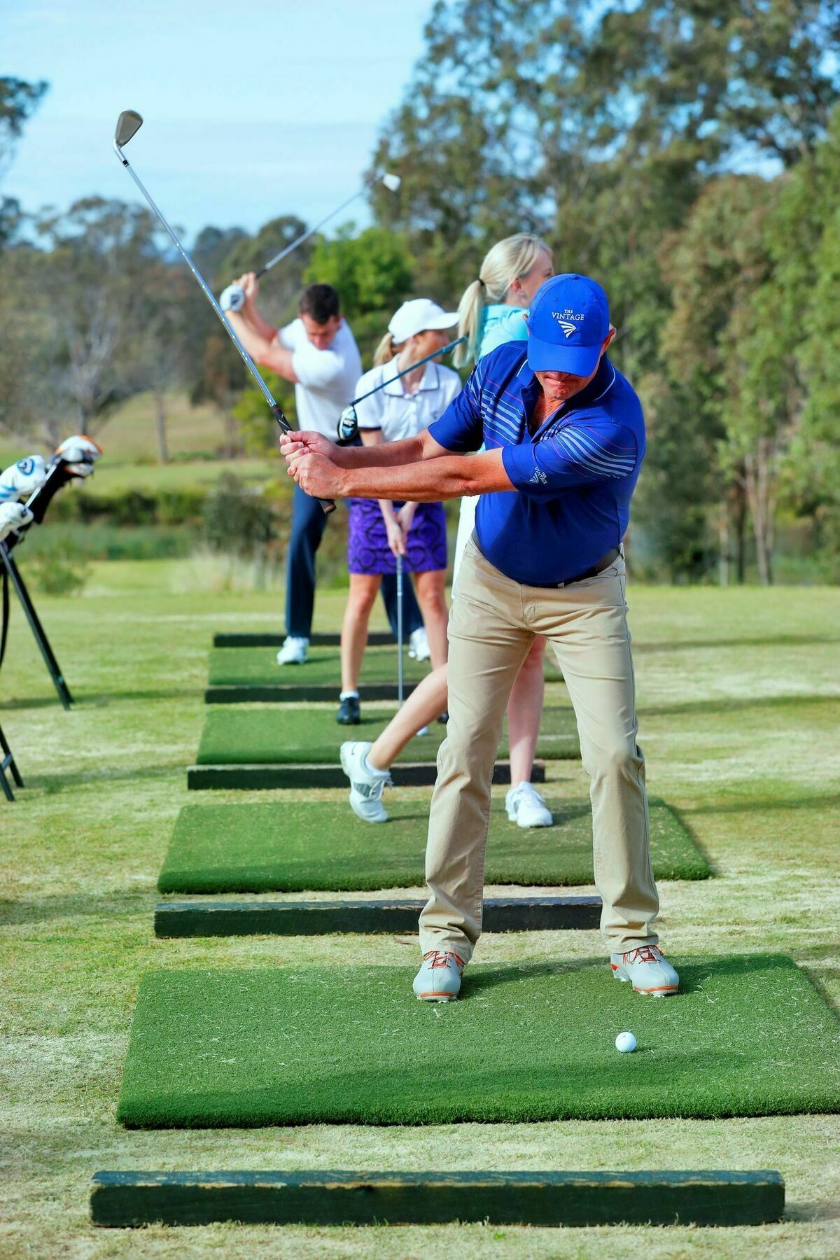샤토 엘란 앳 더 빈티지 포콜빈 외부 사진 Golfers practicing on a driving range