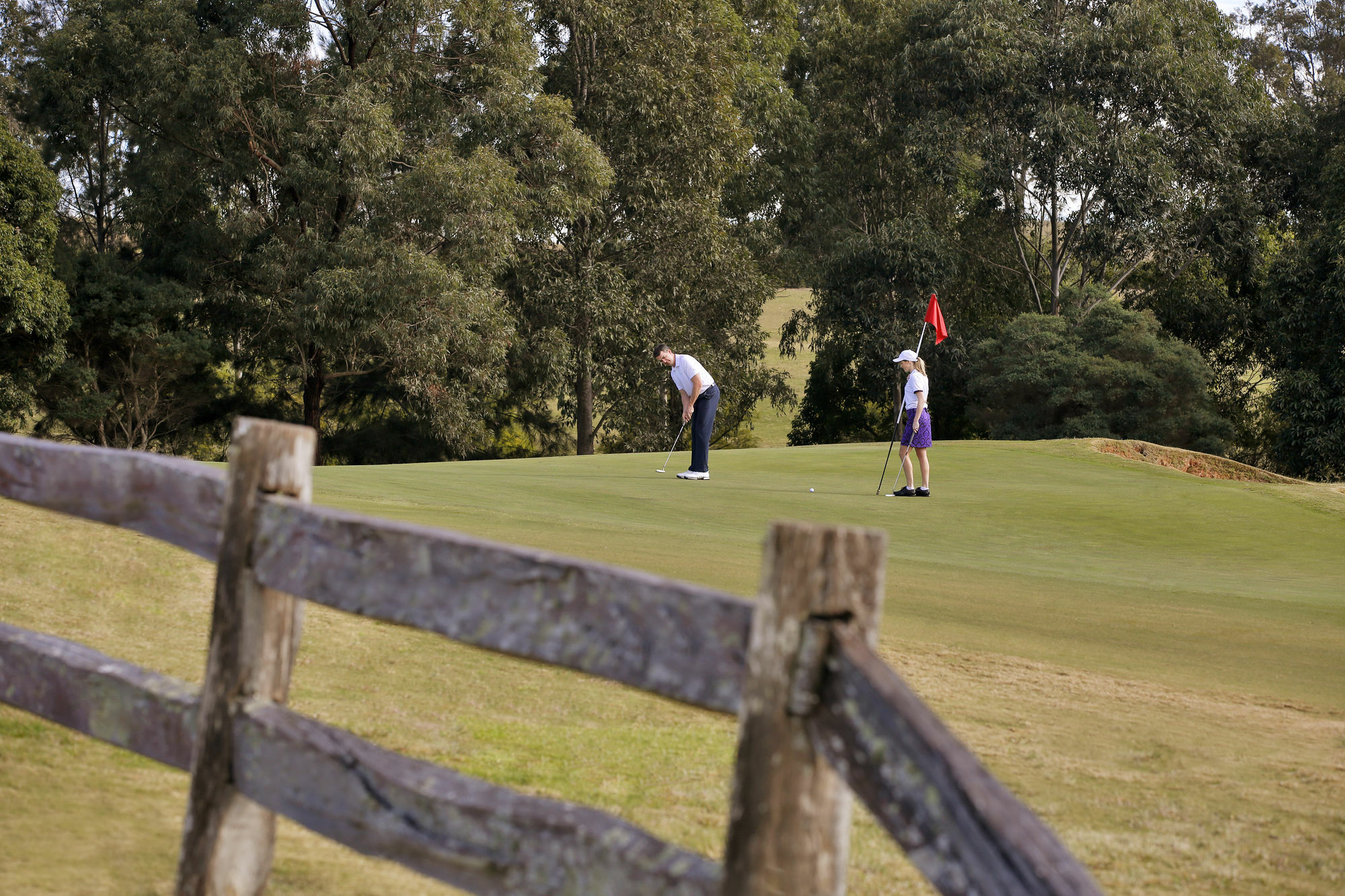 샤토 엘란 앳 더 빈티지 포콜빈 외부 사진 Golfers at the 18th green