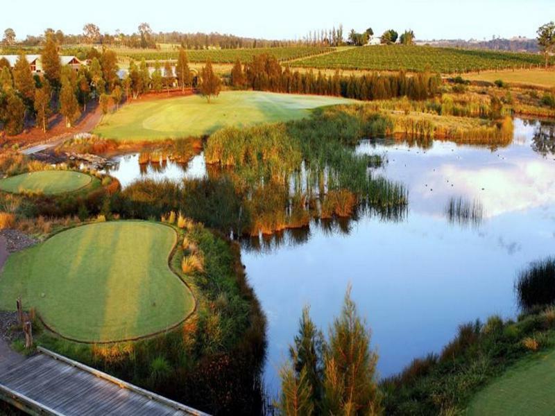샤토 엘란 앳 더 빈티지 포콜빈 외부 사진 The 18th hole at the Links Lady Bay Golf Club