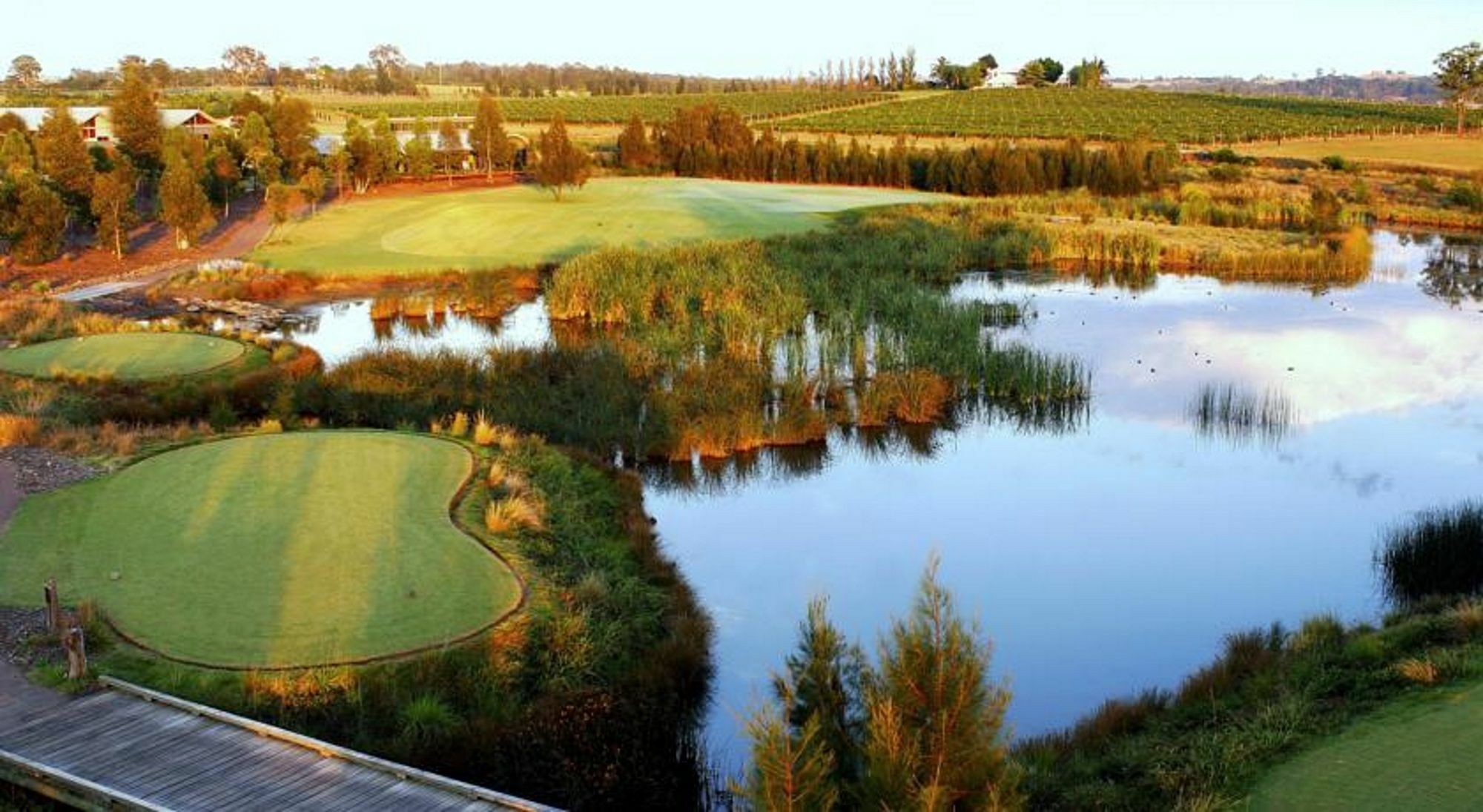 샤토 엘란 앳 더 빈티지 포콜빈 외부 사진 The 18th hole at the Links Lady Hagen